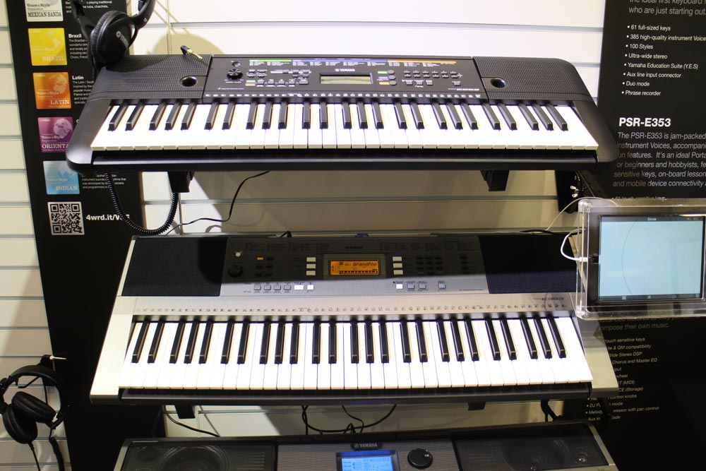 Yamaha PSR E253, Clavier Piano (Dans sa boite - pieds fournis)