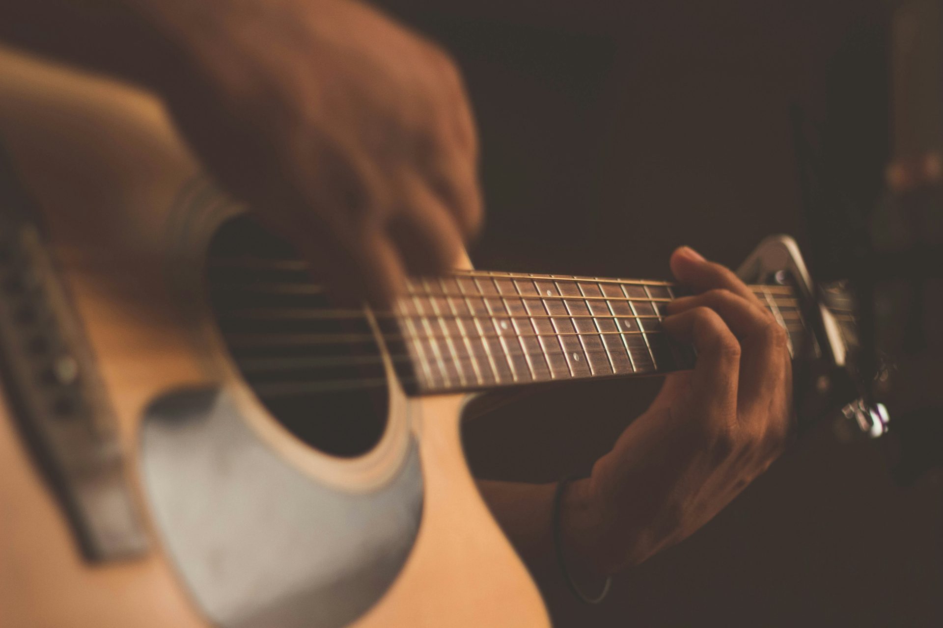 Apprendre guitare adulte : 7 conseils pour ne pas abandonner